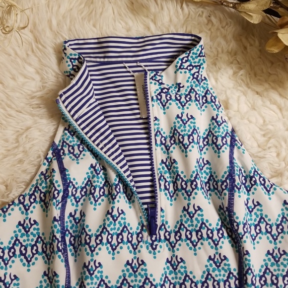 Vineyard Vines Geowave Print Reversible Rashguard - Picture 3 of 6